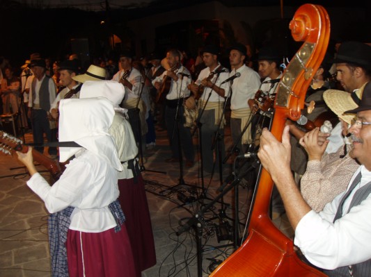 A.F Tetir actuando frente al santo.JPG