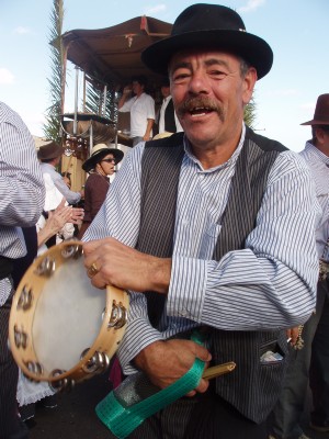 con botella en mano y pandereta.JPG