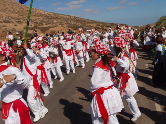 Herreños llegando para recibir el santo.JPG