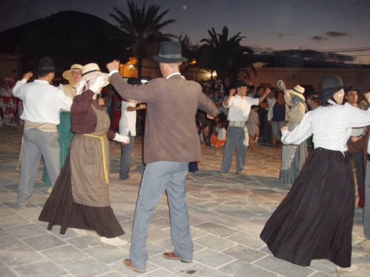 A.F Tetir bailando delante del santo.JPG