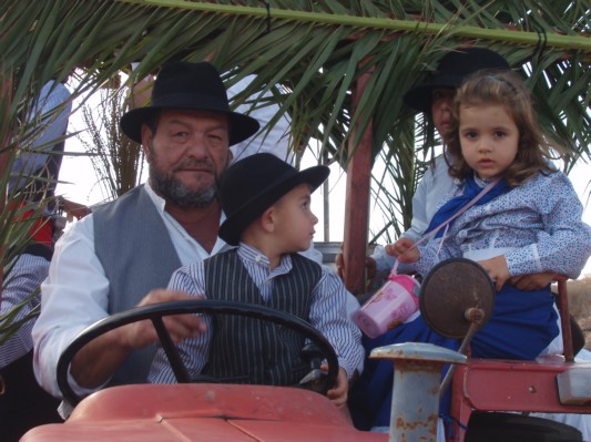 Soto de conductor rodeado de niños.JPG