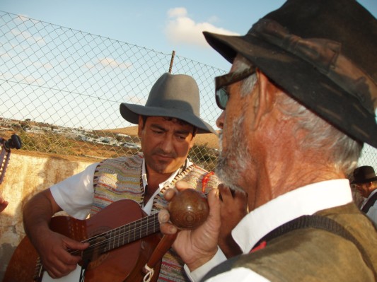 tocando marracas.JPG