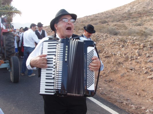 acordeón en mano y cantando.JPG