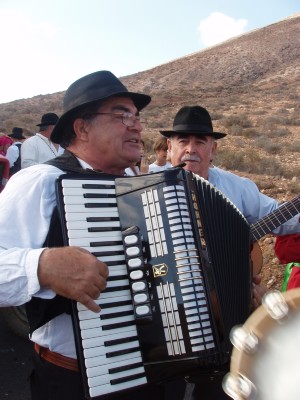 y sigue el acordeón.JPG