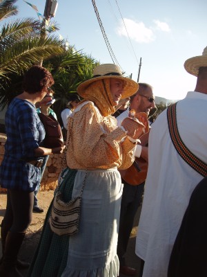 ataviada sin un pelo fuera de sitio.JPG