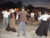 A.F Tetir bailando delante del santo.JPG